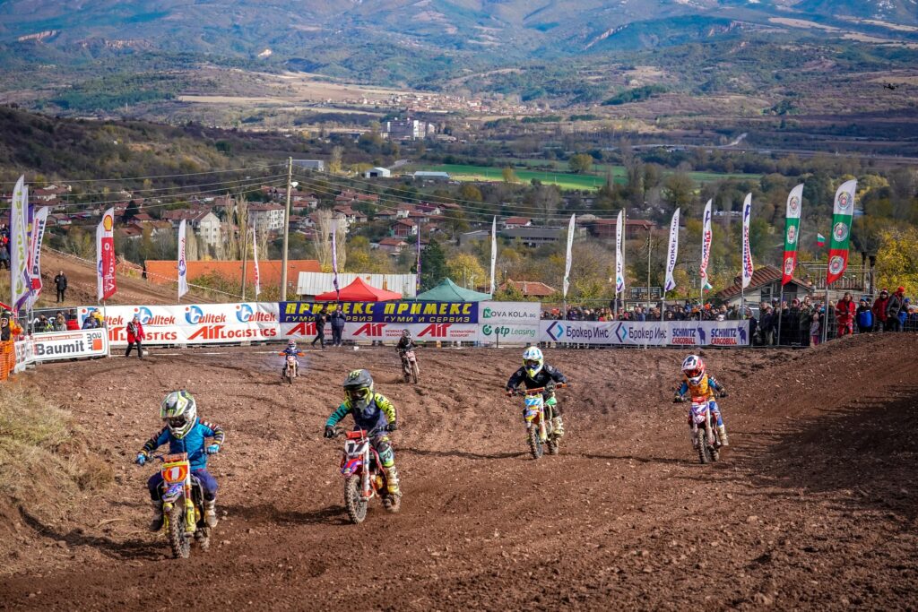 Radi in a pack of riders on track, 2023