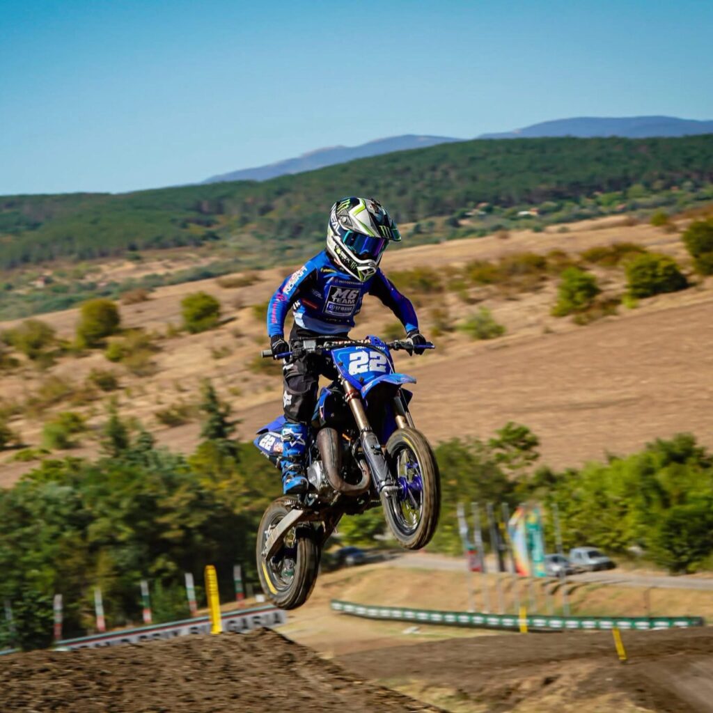 Radi (#22) in the air at Grand Prix Korten, 2026