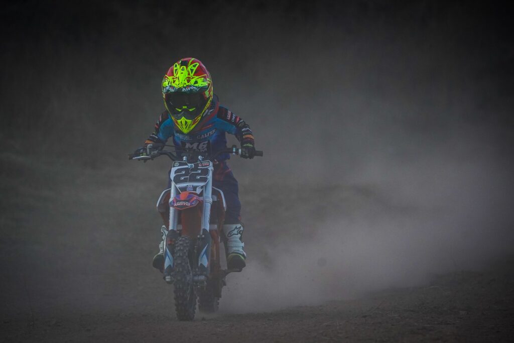 Radi (#22) comes out of a cloud of dust on track