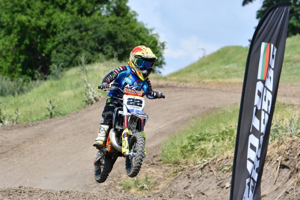 Radi (#22) in the air on track, 2023