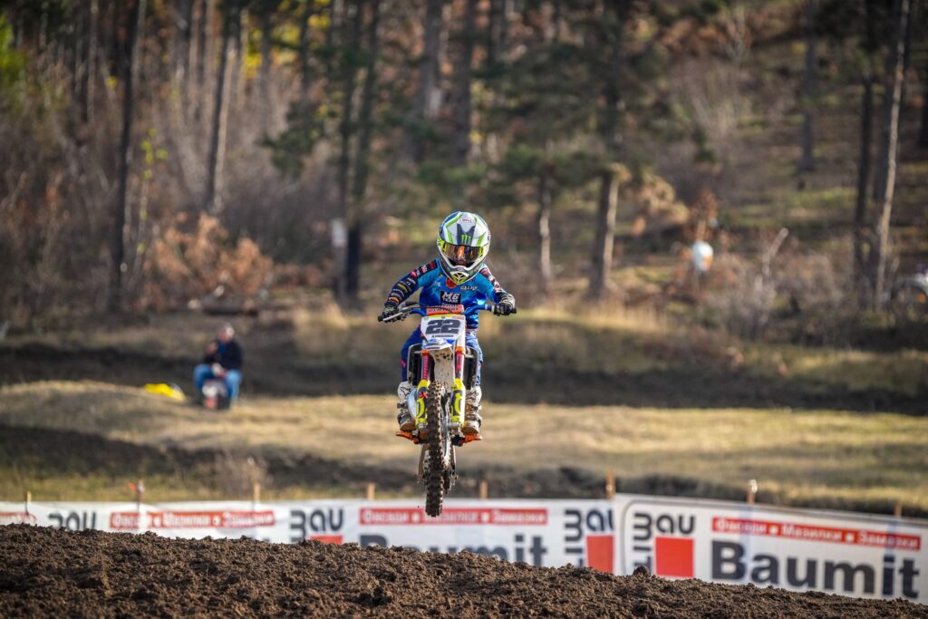 Radi (#22) jumping, autumn 2023