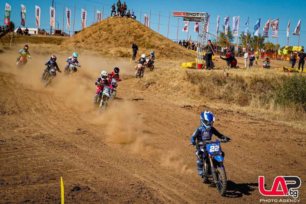 Ради (#22) води след старта под арката Holeshot, Самоков 2026